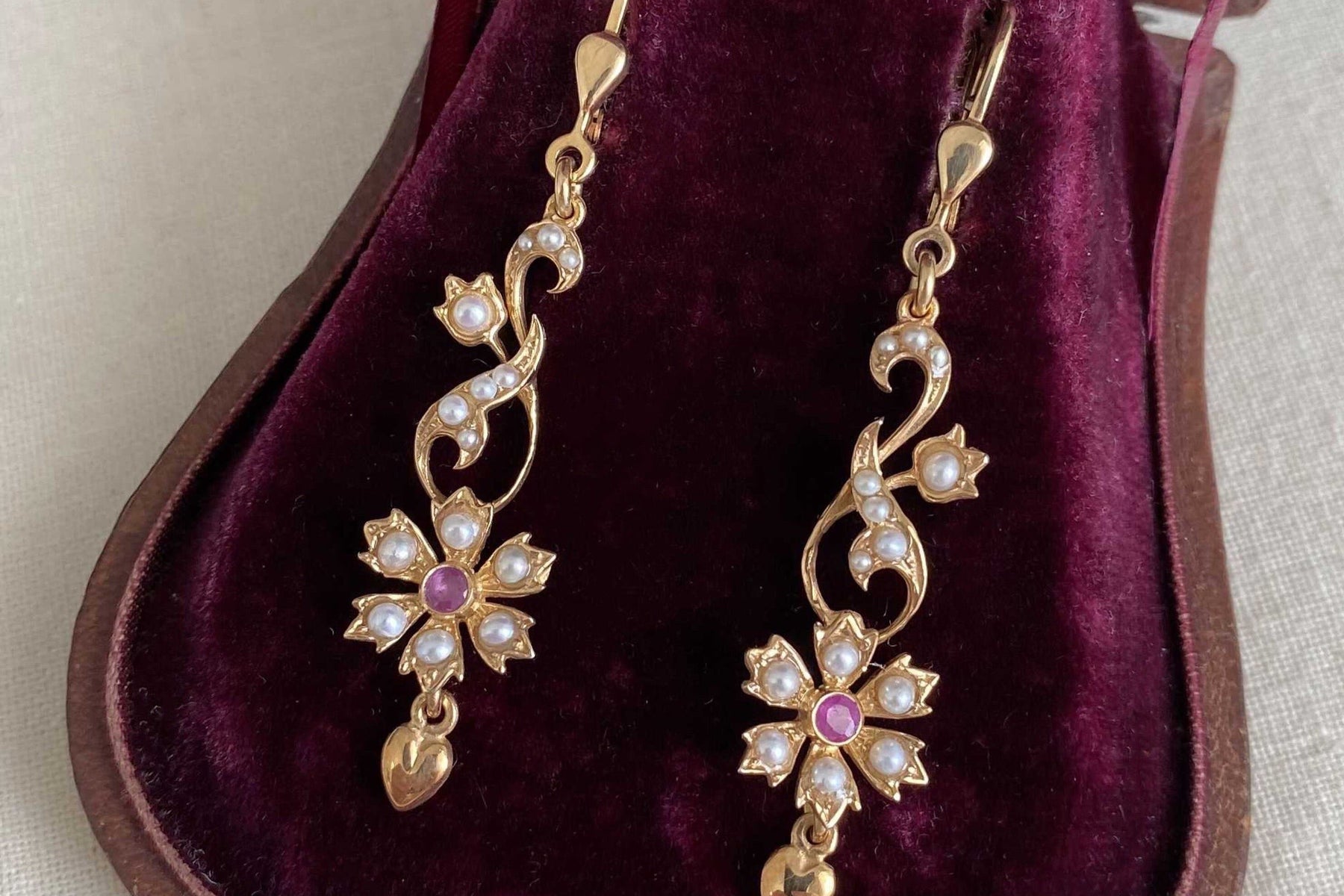 Elegante Jugendstil Ohrbügel, Ohrring 925 Sterling Silber vergoldet, Ohrhänger Rubin Edelstein, Ohrbrisur Art Nouveau, Blumenranke, Blüten