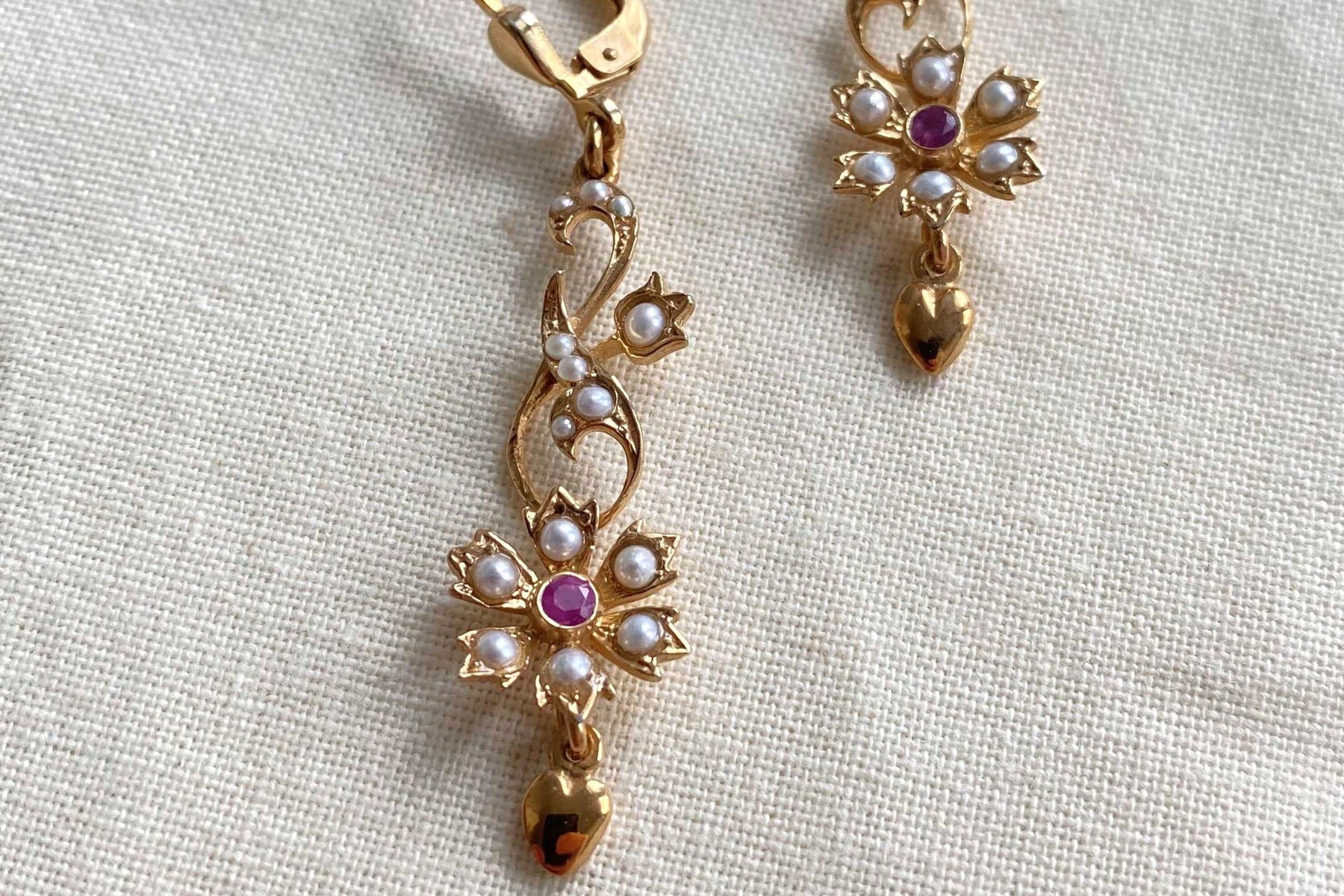 Elegante Jugendstil Ohrbügel, Ohrring 925 Sterling Silber vergoldet, Ohrhänger Rubin Edelstein, Ohrbrisur Art Nouveau, Blumenranke, Blüten