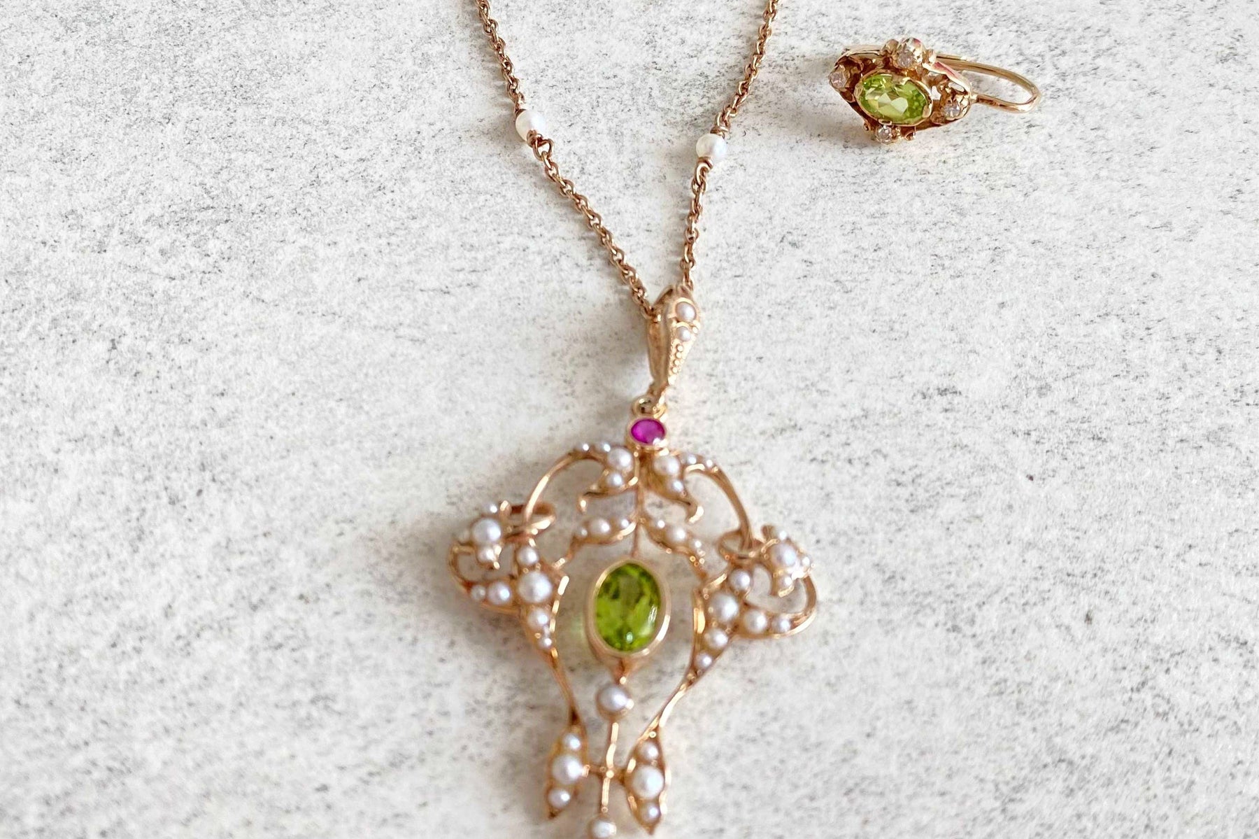 Zarter Jugendstil Ohrbügel, vintage Ohrbrisur, 925 Silber Rosegold vergoldet, Peridot, Zirkonia, Halbperlen, Ohrhänger Art Nouveau