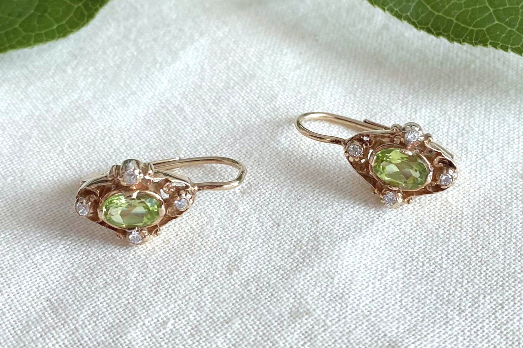 Zarter Jugendstil Ohrbügel, vintage Ohrbrisur, 925 Silber Rosegold vergoldet, Peridot, Zirkonia, Halbperlen, Ohrhänger Art Nouveau