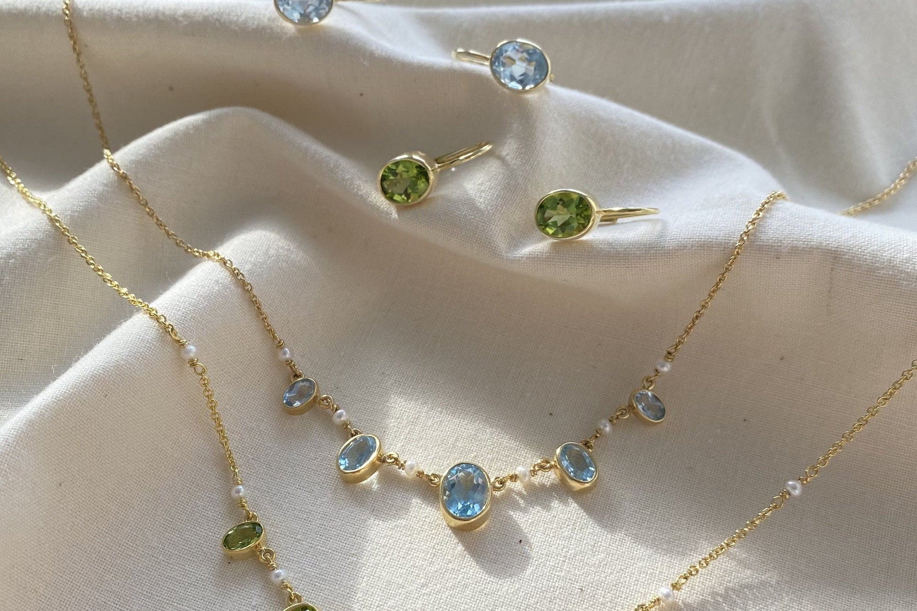 Ohrringe Blau Topas Edelstein 585 Gold 14 Karat Ohrbügel Gelbgold Ohrbisur edel glamourös