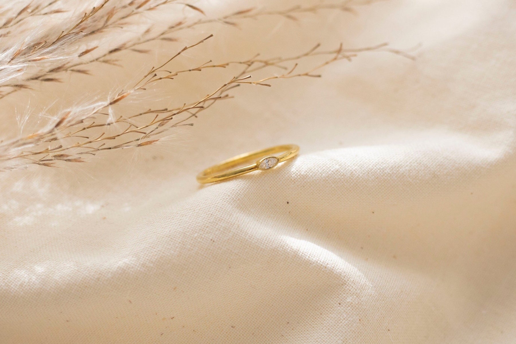 Brillant Ring aus 585 oder 750 Gelbgold, eleganter Diamant Ring, zarter Verlobungsring, Ehering Minimalist, handgefertigt