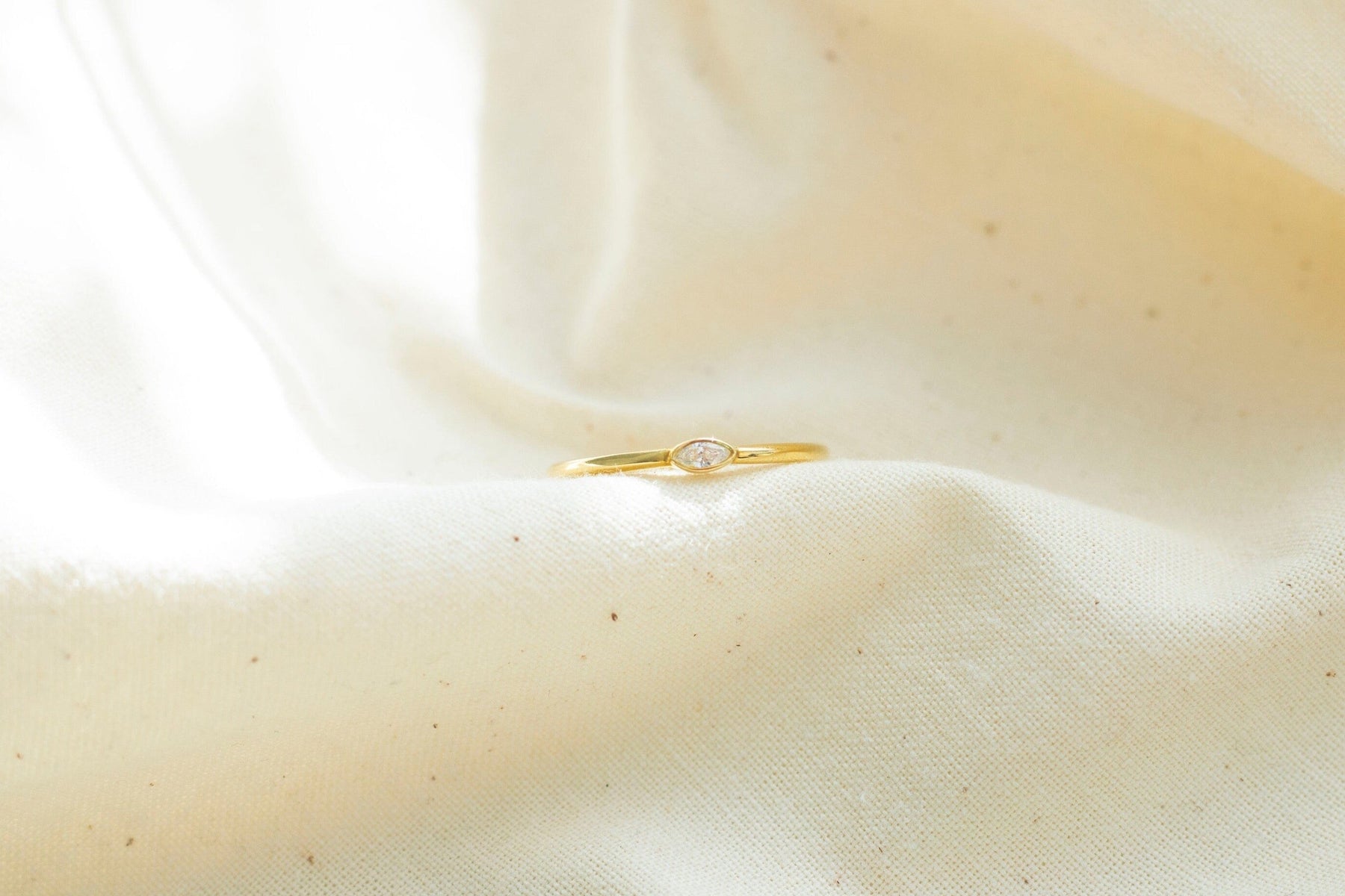 Brillant Ring aus 585 oder 750 Gelbgold, eleganter Diamant Ring, zarter Verlobungsring, Ehering Minimalist, handgefertigt