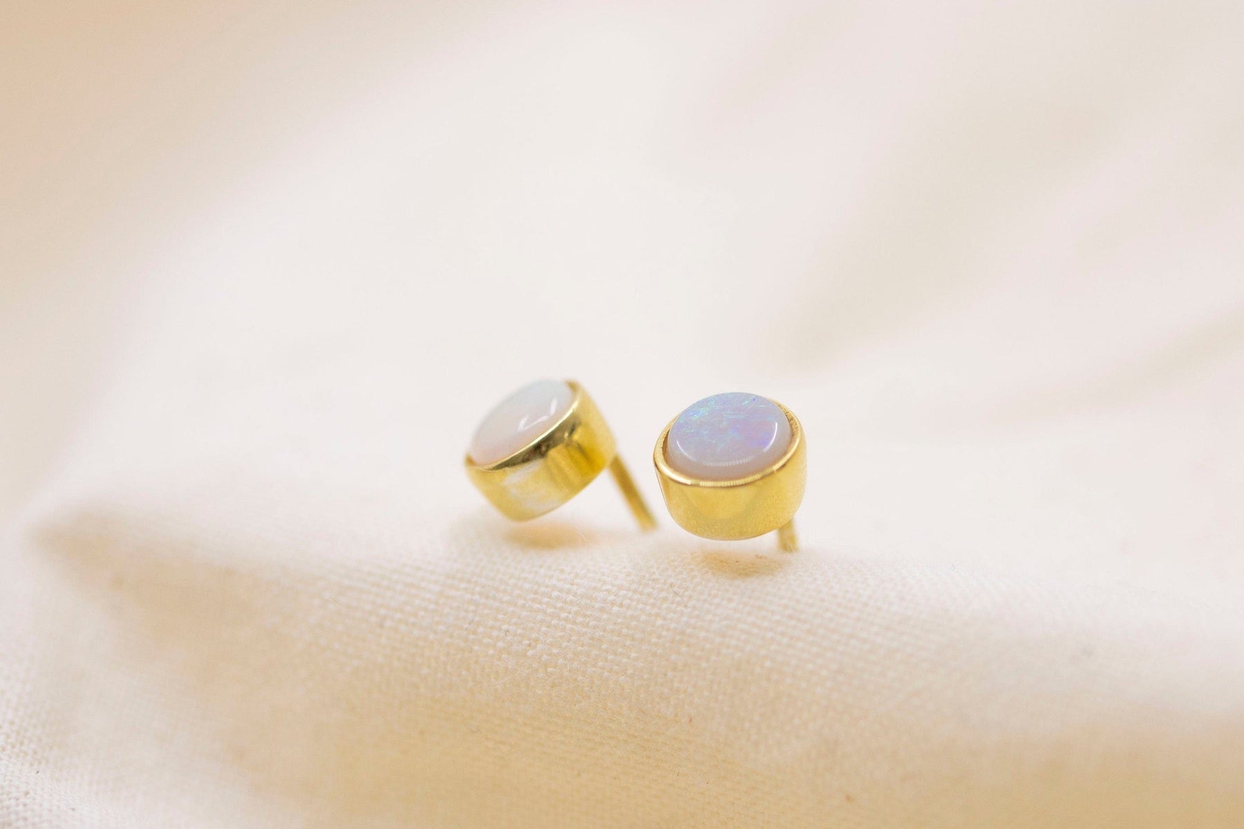 Goldohrstecker mit Opal, Ohrstecker 585 Gold, filigrane Ohrringe, Edelopal, 14 Karat Ohrstecker, Opalschmuck