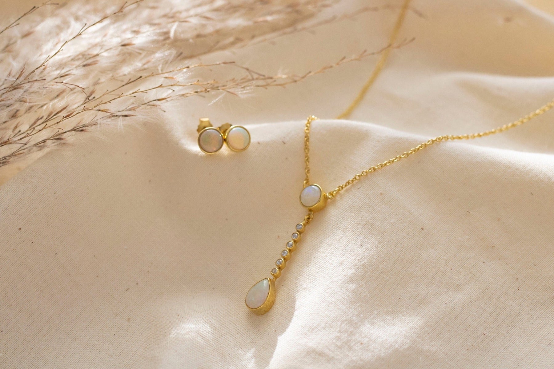 Goldohrstecker mit Opal, Ohrstecker 585 Gold, filigrane Ohrringe, Edelopal, 14 Karat Ohrstecker, Opalschmuck