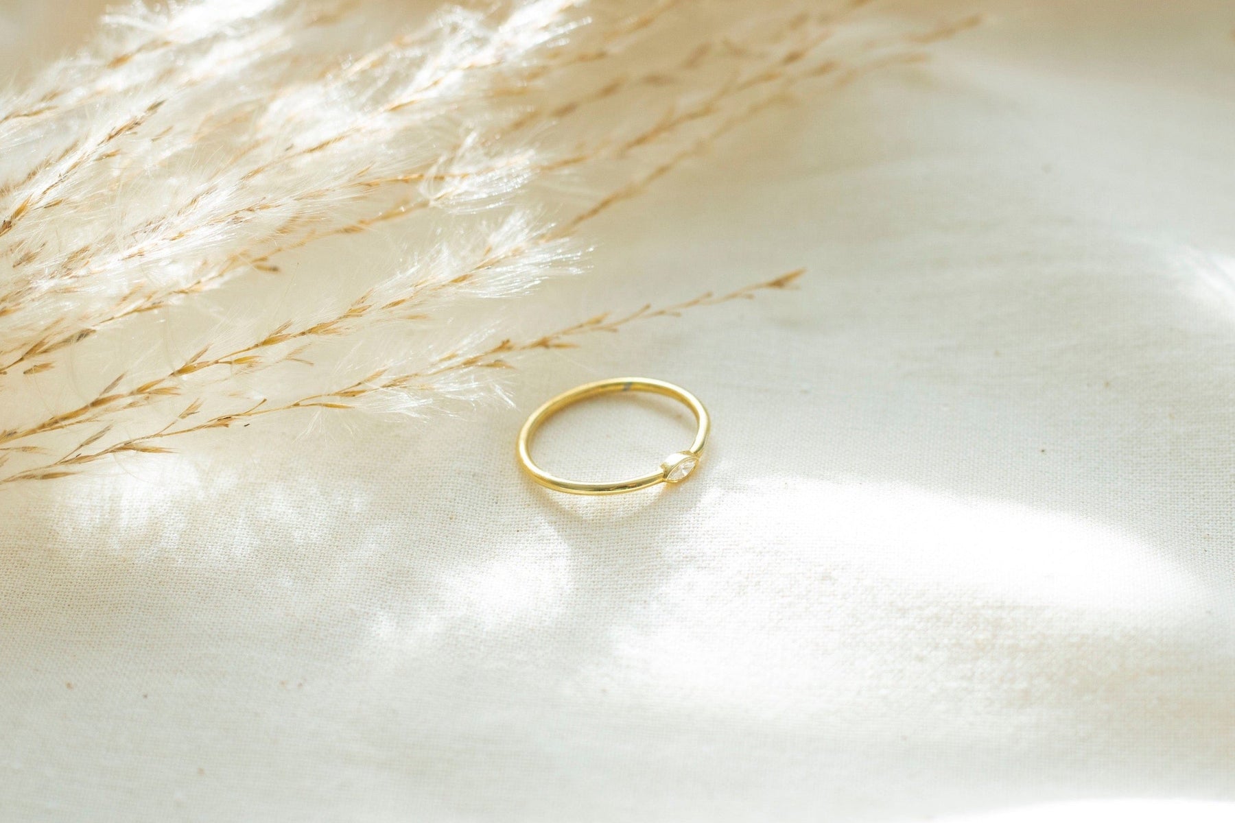 Brillant Ring aus 585 oder 750 Gelbgold, eleganter Diamant Ring, zarter Verlobungsring, Ehering Minimalist, handgefertigt