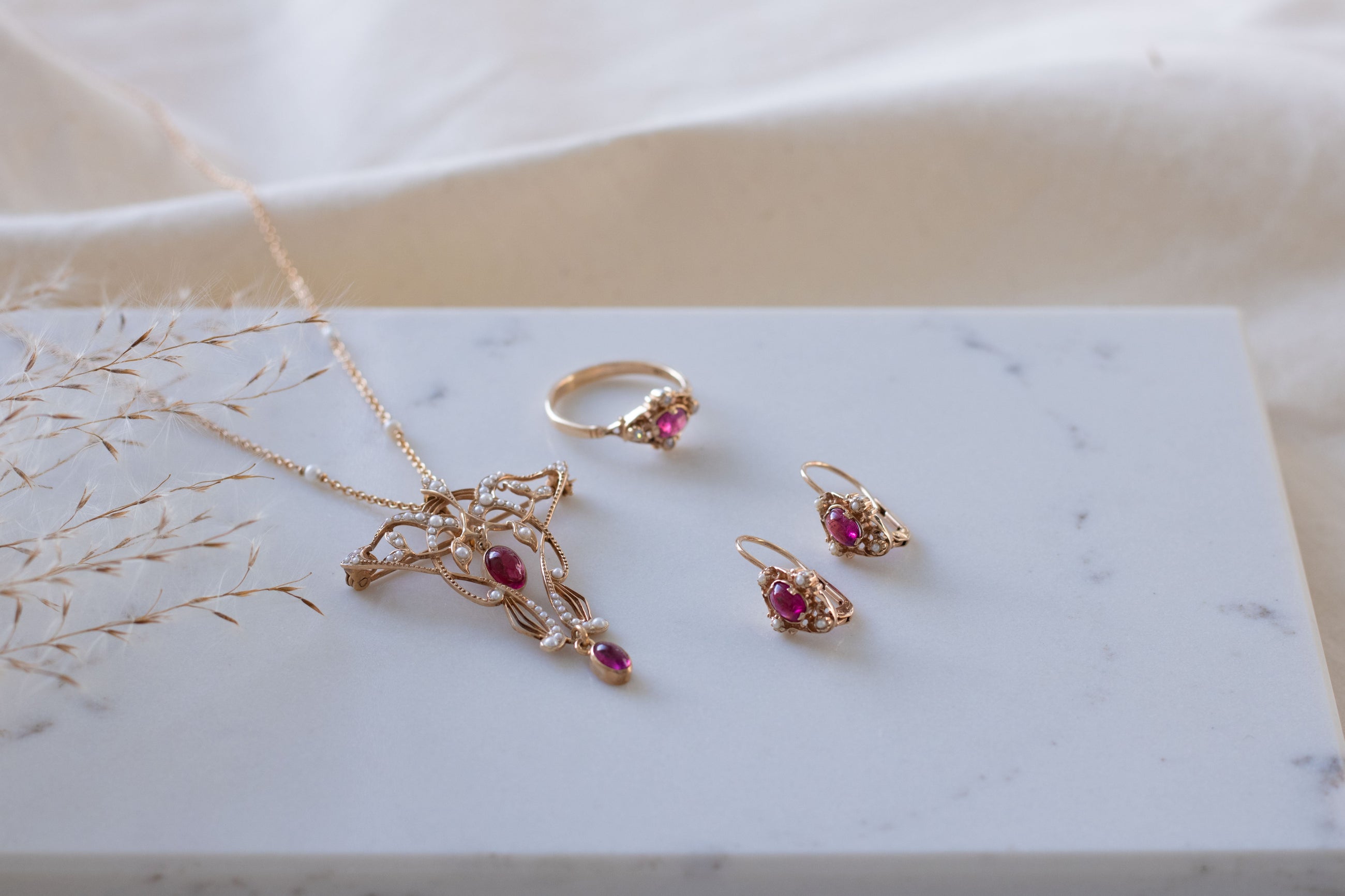 Verspieltes Jugendstil Set mit Rubellit und zarten Süßwasserperlen
