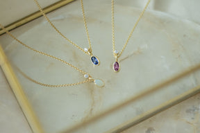 Zarte Goldkette aus 585/750 Gelbgold mit zauberhaftem Opal und Brillant Anhänger