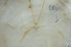 Zarte Goldkette aus 585/750 Gelbgold mit zauberhaftem Opal und Brillant Anhänger
