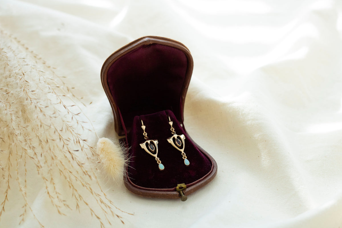 Eindrucksvolle Jugendstil Ohrringe 585 - 14 Karat Gelbgold mit Granat