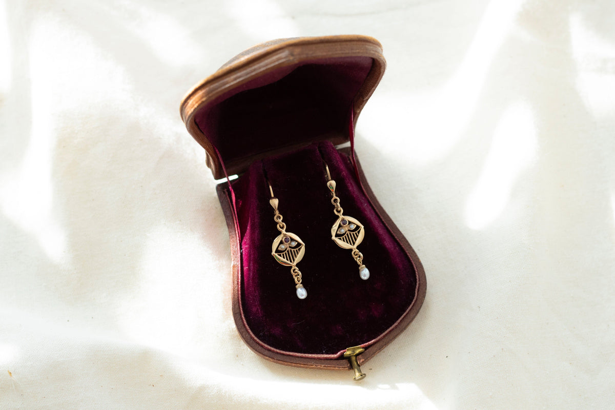 Zarte Jugendstil Ohrbügel aus 925 Sterling Silber mit Rubin und Süßwasserperle