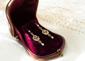 Zarte Jugendstil Ohrbügel aus 925 Sterling Silber mit Rubin und Süßwasserperle