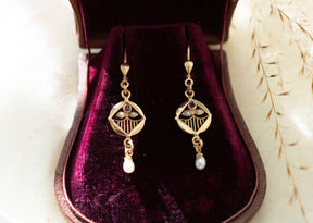 Zarte Jugendstil Ohrbügel aus 925 Sterling Silber mit Rubin und Süßwasserperle