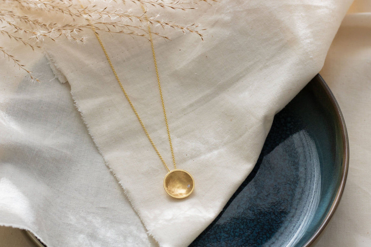 Luxuriöses Collier gebürstete gewölbte Schale mit Brillant