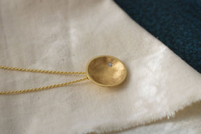 Luxuriöses Collier gebürstete gewölbte Schale mit Brillant