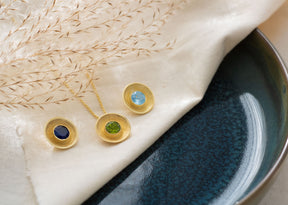 Glamouröses Collier aus 585 Gelbgold mit gewölbter Schale und Edelstein