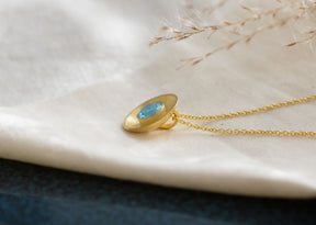 Glamouröses Collier aus 585 Gelbgold mit gewölbter Schale und Edelstein