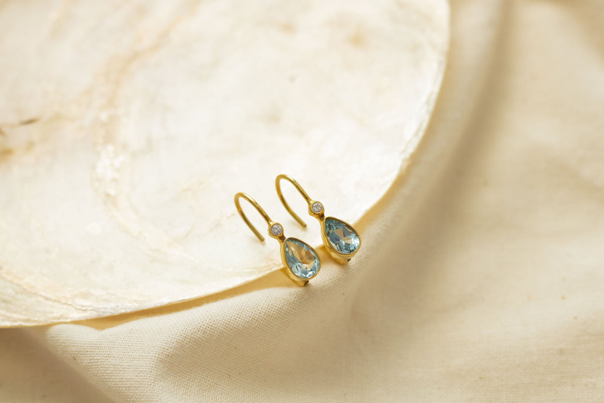 Zarte Goldohrringe aus 585 Gelbgold mit Brillanten und Blau Topas