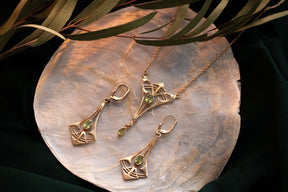 Romantische Jugendstil Kette in 925 Silber vergoldet mit Peridot Edelsteinen