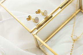 Filigrane runde Goldohrstecker mit Opal Edelstein