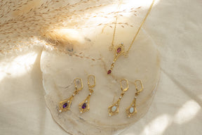 Feines Collier 585 Art Nouveau Vorlage mit Edelsteinen und Brillanten