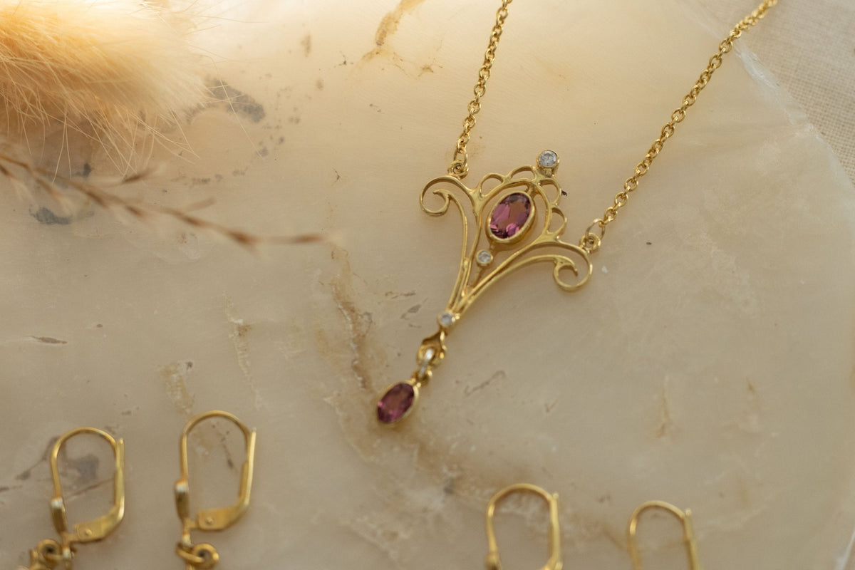Feines Collier 585 Art Nouveau Vorlage mit Edelsteinen und Brillanten
