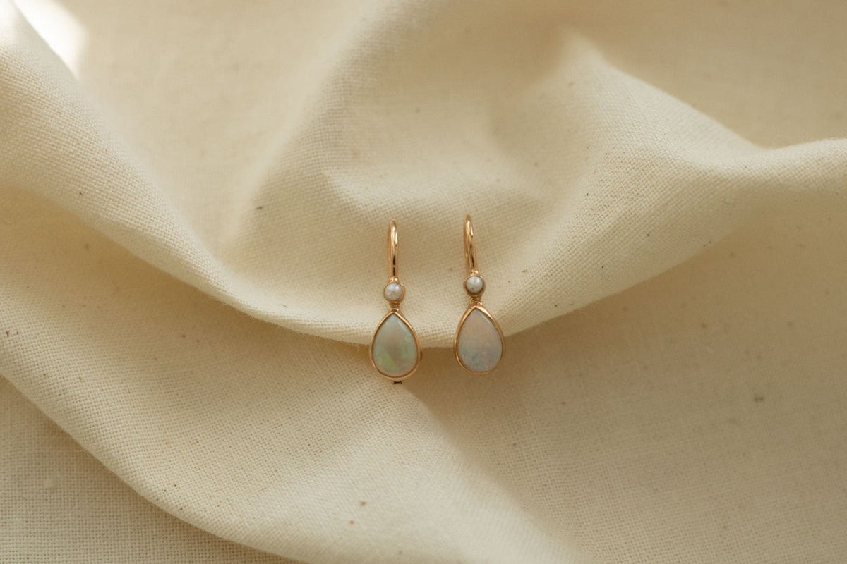 Zarte Ohrringe aus 925 Sterling Silber Rosé vergoldet mit Opal in Tropfenform