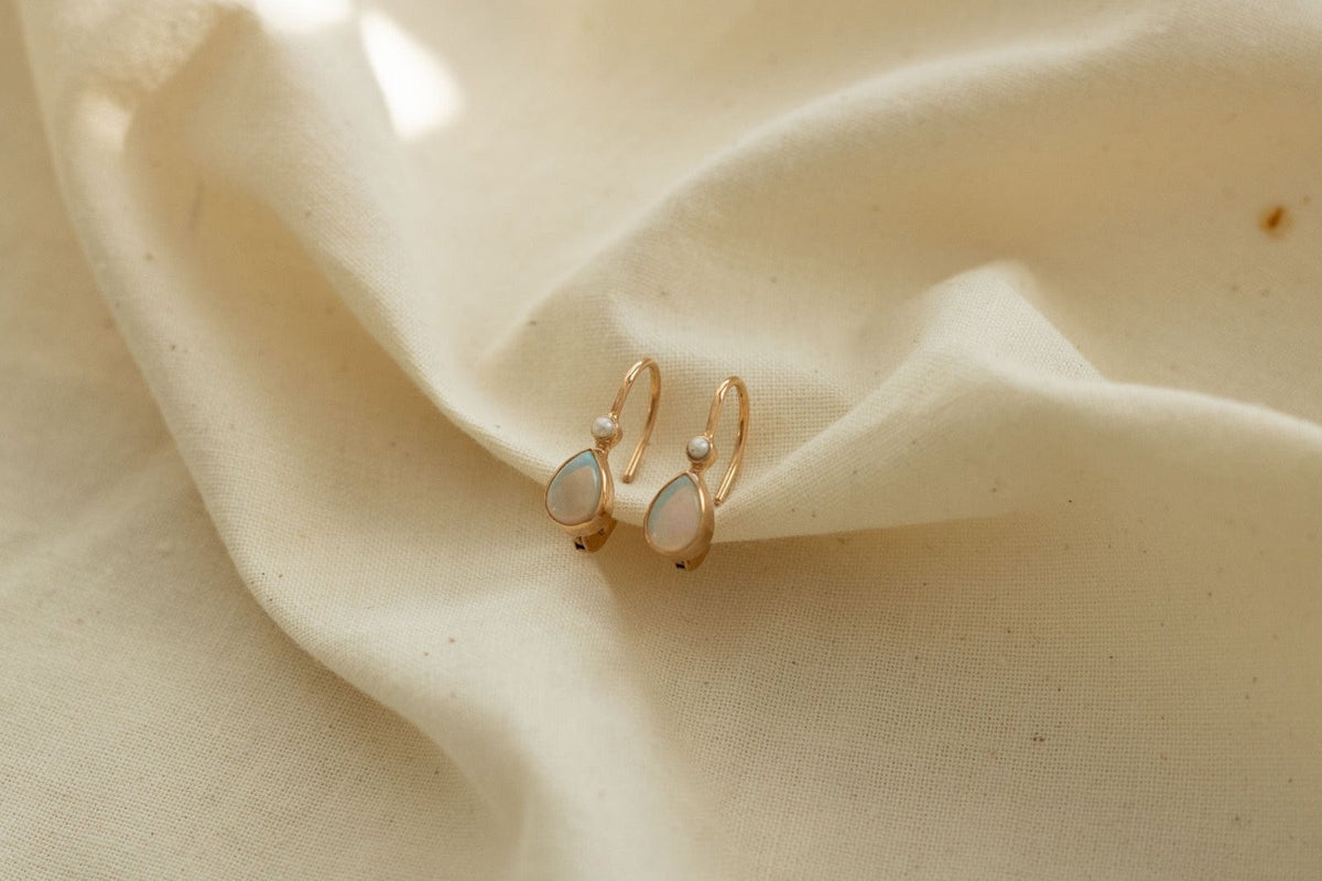Zarte Ohrringe aus 925 Sterling Silber Rosé vergoldet mit Opal in Tropfenform