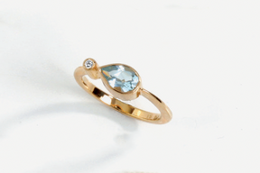 Eleganter Ring mit Aquamarin im Tropfenschliff und Brillant
