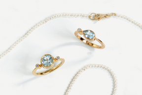 Eleganter Ring mit Aquamarin im Tropfenschliff und Brillant