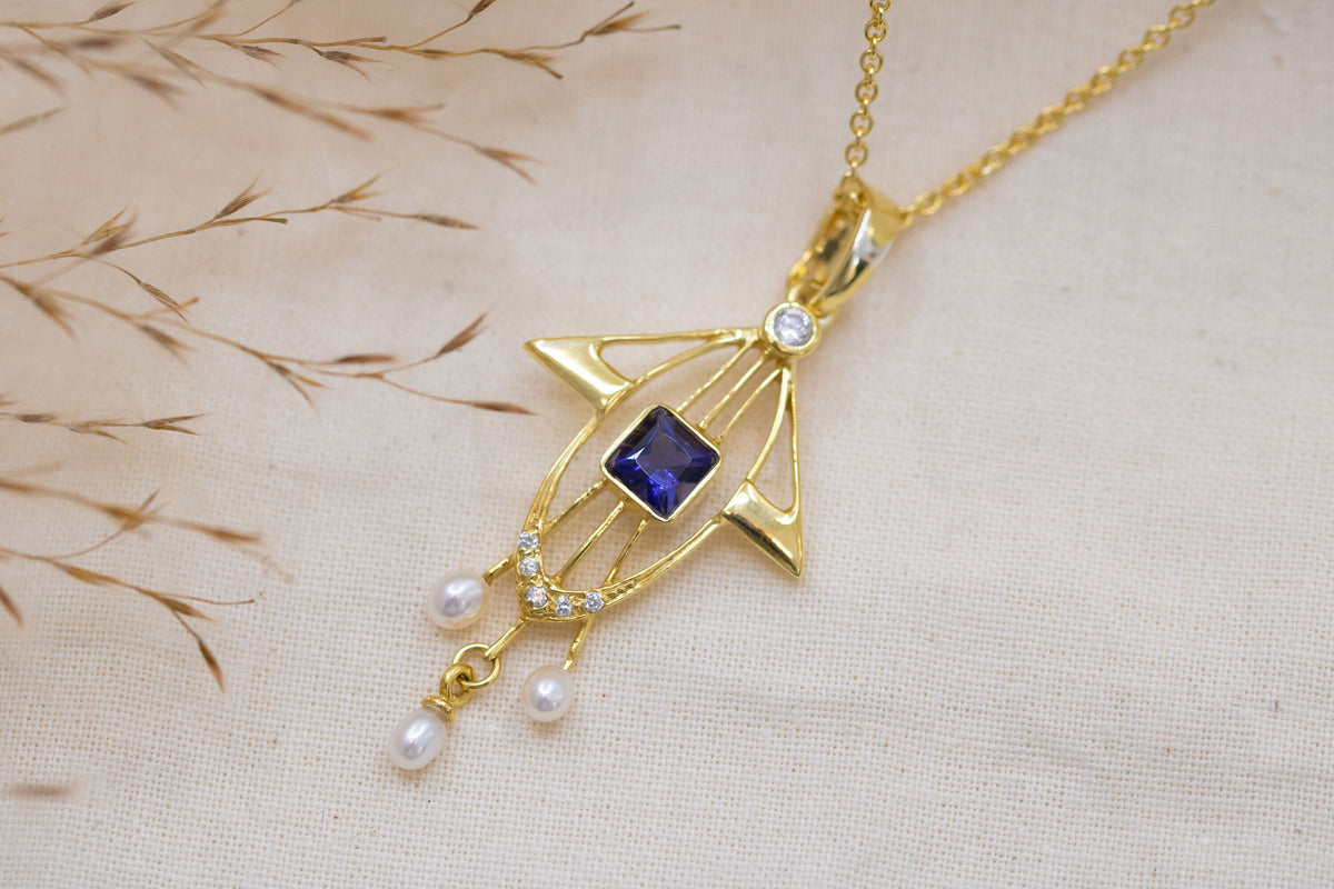 Außergewöhnliche Jugendstilkette, Art Nouveau Chain 585 Gelbgold mit Iolith, 14 Karat, Jugendstil Anhänger mit Brillanten, Perlen, Vintage