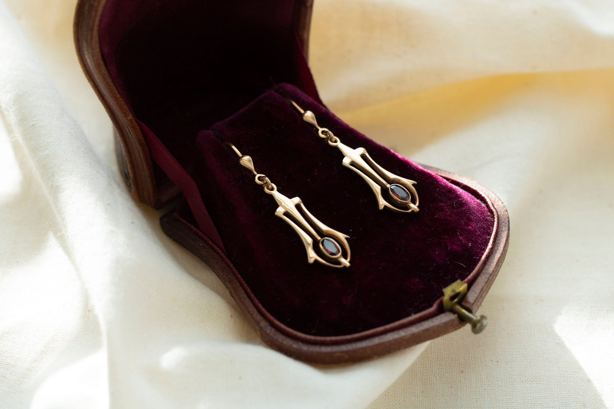 Jugendstil Ohrringe mit Granat, Antik Ohrringe, Jugendstil Replika, zarte Ohrbügel mit Granat, Goldschmiede, Vintage Ohrringe, handgefertigt
