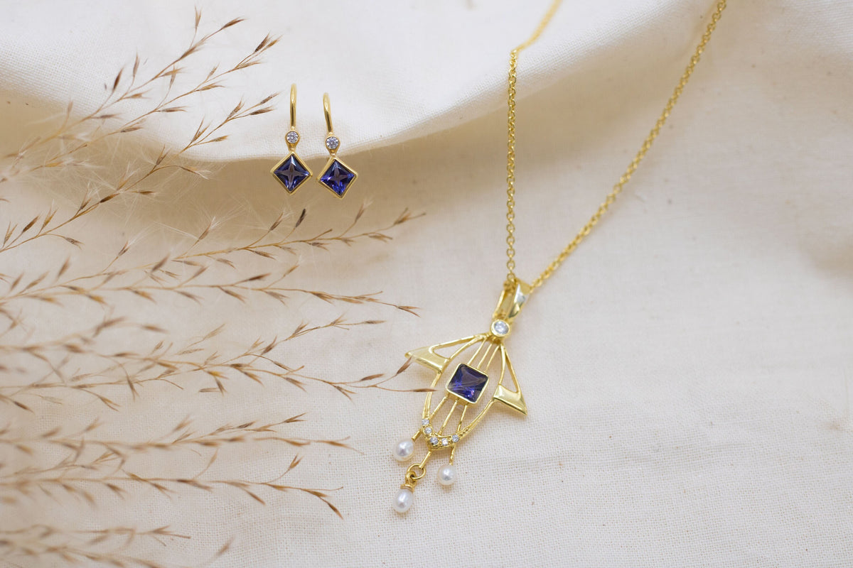 Außergewöhnliche Jugendstilkette, Art Nouveau Chain 585 Gelbgold mit Iolith, 14 Karat, Jugendstil Anhänger mit Brillanten, Perlen, Vintage