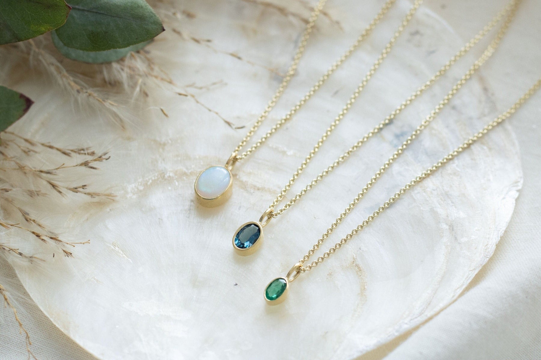 Opal Edelstein Anhänger 14 Karat Gelbgold, Geburtsstein Halsketten Anhänger 585 Gold, Echt Gold Anhänger, Minimalistischer Goldschmuck