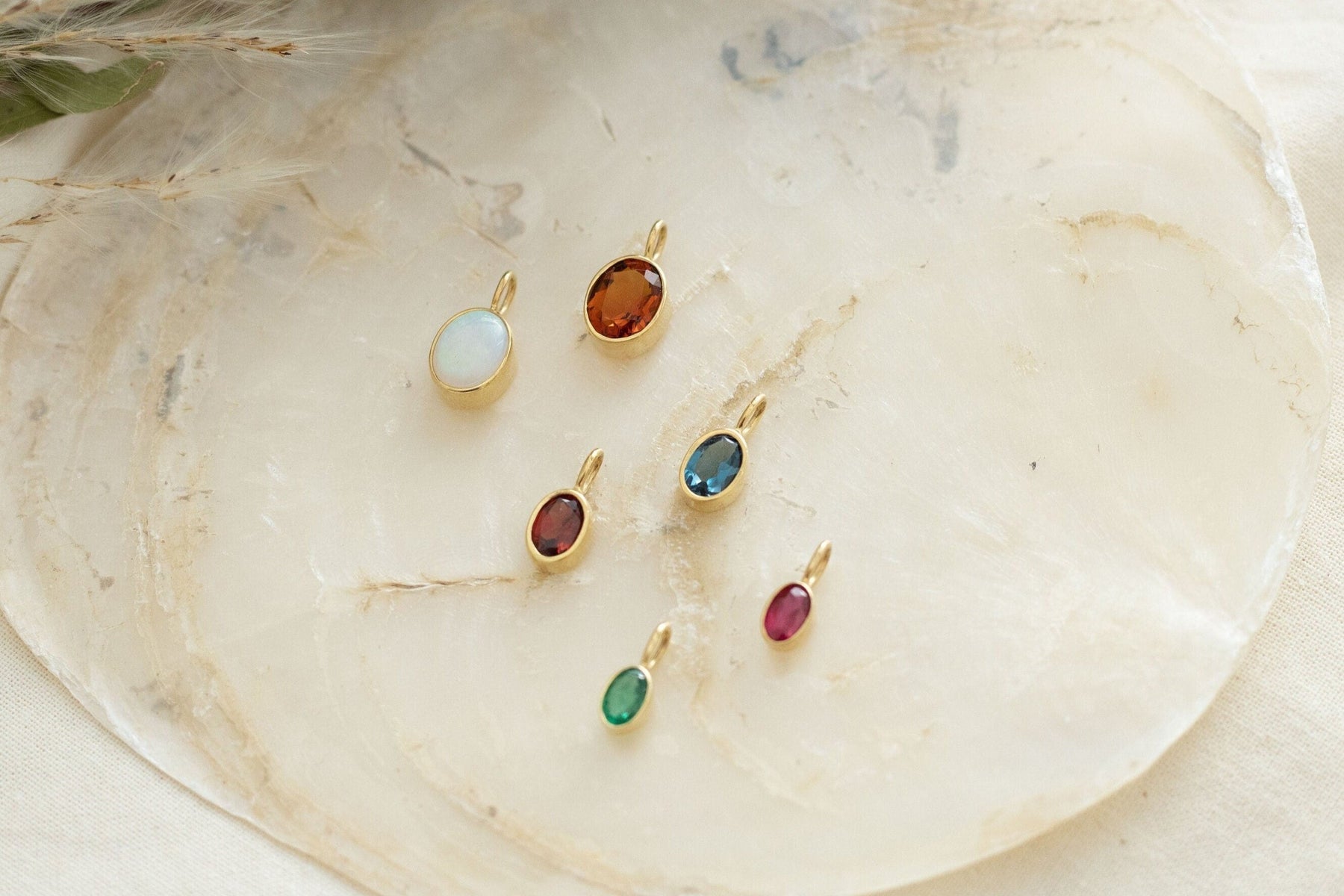 Opal Edelstein Anhänger 14 Karat Gelbgold, Geburtsstein Halsketten Anhänger 585 Gold, Echt Gold Anhänger, Minimalistischer Goldschmuck