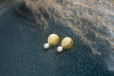 Gold Ohrringe Kreis, Perlenohrringe Gelbgold matt, runde Gold Ohrstecker, Ohrringe Braut minimal, Ohrringe Finish matt, Geschenk mit Perlen