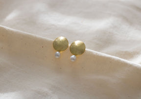 Gold Ohrringe Kreis, Perlenohrringe Gelbgold matt, runde Gold Ohrstecker, Ohrringe Braut minimal, Ohrringe Finish matt, Geschenk mit Perlen