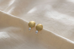 Gold Ohrringe Kreis, Perlenohrringe Gelbgold matt, runde Gold Ohrstecker, Ohrringe Braut minimal, Ohrringe Finish matt, Geschenk mit Perlen