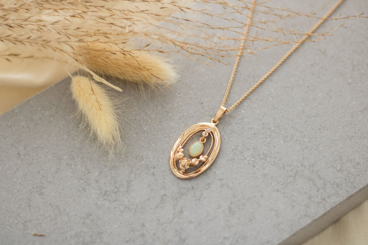 Außergewöhnlicher Jugendstilanhänger Art Nouveau 925 Silber Roségold vergoldet mit Opal Halbperle, Collier Vintage, Rosenranken Collier