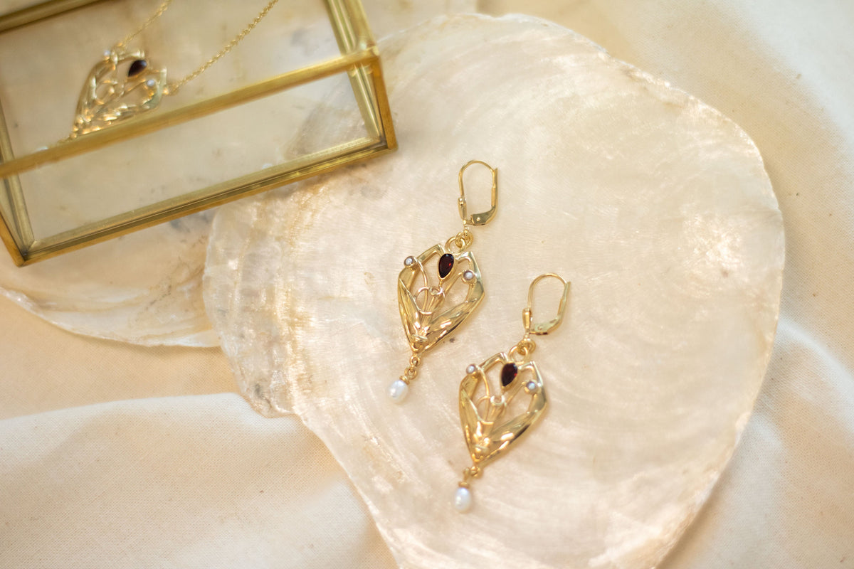 Prächtige Jugendstil Ohrbügel, Ohrbrisur 925 Sterling Silber Gelbgold vergoldet mit Granat Edelsteinen, Ohrhänger Art Nouveau, Antik