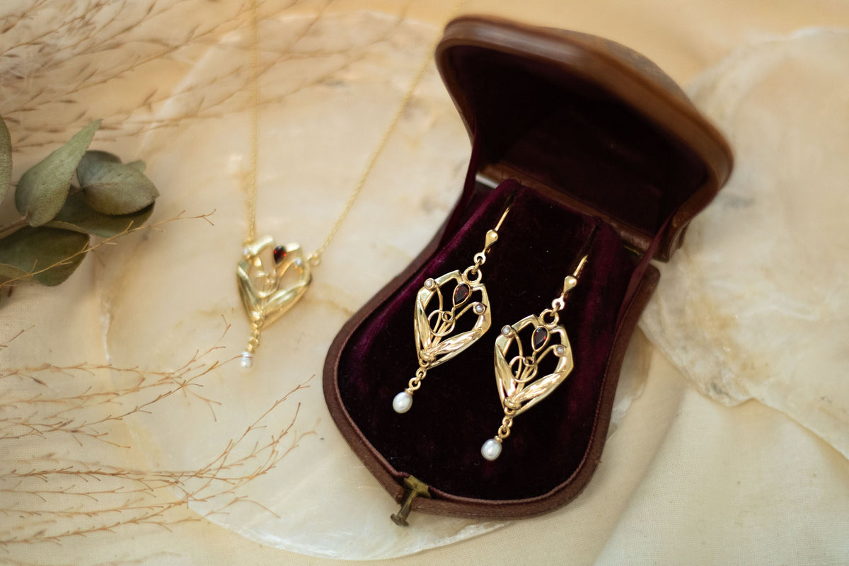 Prächtige Jugendstil Ohrbügel, Ohrbrisur 925 Sterling Silber Gelbgold vergoldet mit Granat Edelsteinen, Ohrhänger Art Nouveau, Antik