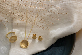 Goldohrstecker 585 14 Karat Gelbgold, edel mattiertes rundes Plättchen, gewölbter Kreis mit Brillant