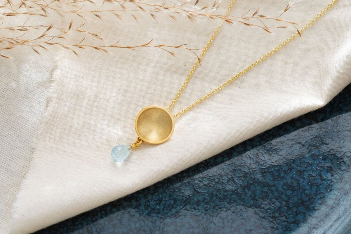 Ausgefallene Goldkette 585 matt, zarte gewölbte Scheibe mit Blau Topas Edelstein als Briolett Pampel, handgefertigt aus 14 Karat Echtgold