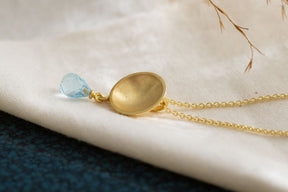 Ausgefallene Goldkette 585 matt, zarte gewölbte Scheibe mit Blau Topas Edelstein als Briolett Pampel, handgefertigt aus 14 Karat Echtgold