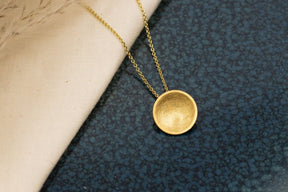 Goldkette 585 mit großem runden Plättchen, edel mattiert, handgefertigtes Goldcollier, gewölbte runde Schale, Kreisanhänger, 14 Karat Gold