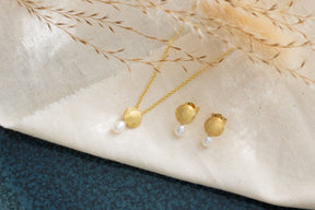 Elegante Goldkette 585 mit mattiertem gewölbten Plättchen und echter Süßwasserperle, Schmuckstück für jeden Anlass handgefertigt und zeitlos