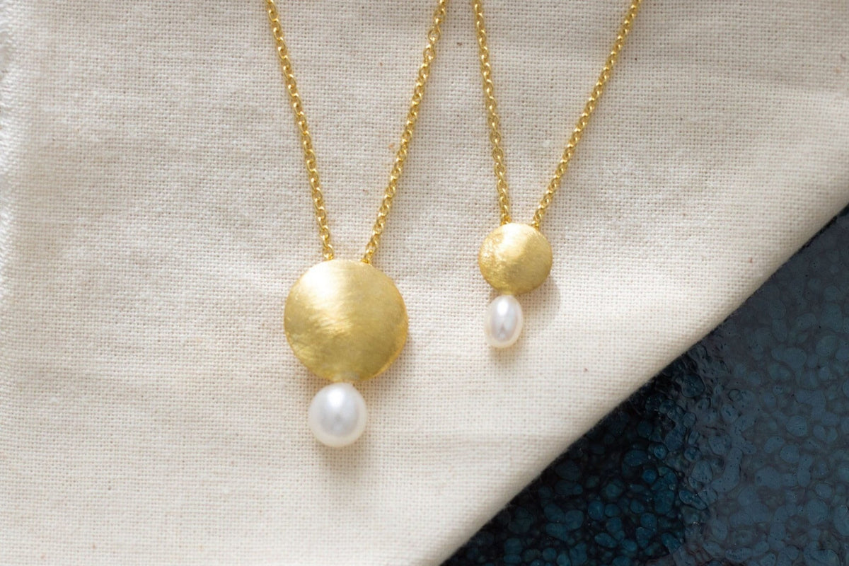 Elegante Goldkette 585 mit mattiertem gewölbten Plättchen und echter Süßwasserperle, Schmuckstück für jeden Anlass handgefertigt und zeitlos