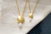 Elegante Goldkette 585 mit mattiertem gewölbten Plättchen und echter Süßwasserperle, Schmuckstück für jeden Anlass handgefertigt und zeitlos