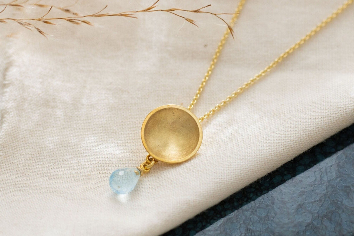 Ausgefallene Goldkette 585 matt, zarte gewölbte Scheibe mit Blau Topas Edelstein als Briolett Pampel, handgefertigt aus 14 Karat Echtgold