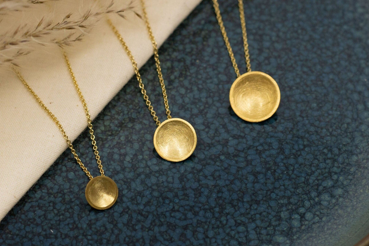 Goldkette 585 mit großem runden Plättchen, edel mattiert, handgefertigtes Goldcollier, gewölbte runde Schale, Kreisanhänger, 14 Karat Gold